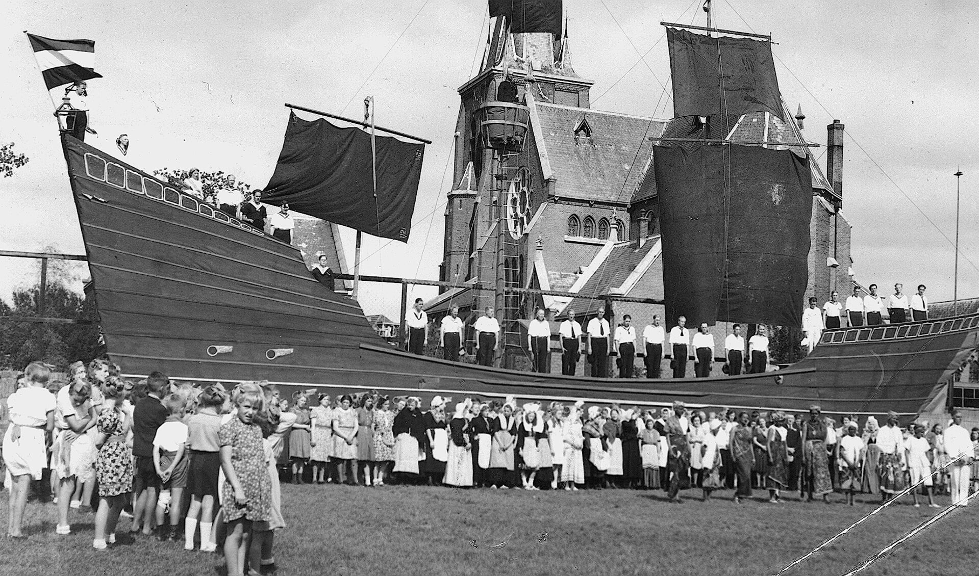 Het 'schip van de Staat' vormde de achtergrond voor het groot openluchtspel ’Plant den Meiboom’.

waarin de afgelopen oorlogsjaren werden uitgebeeld.