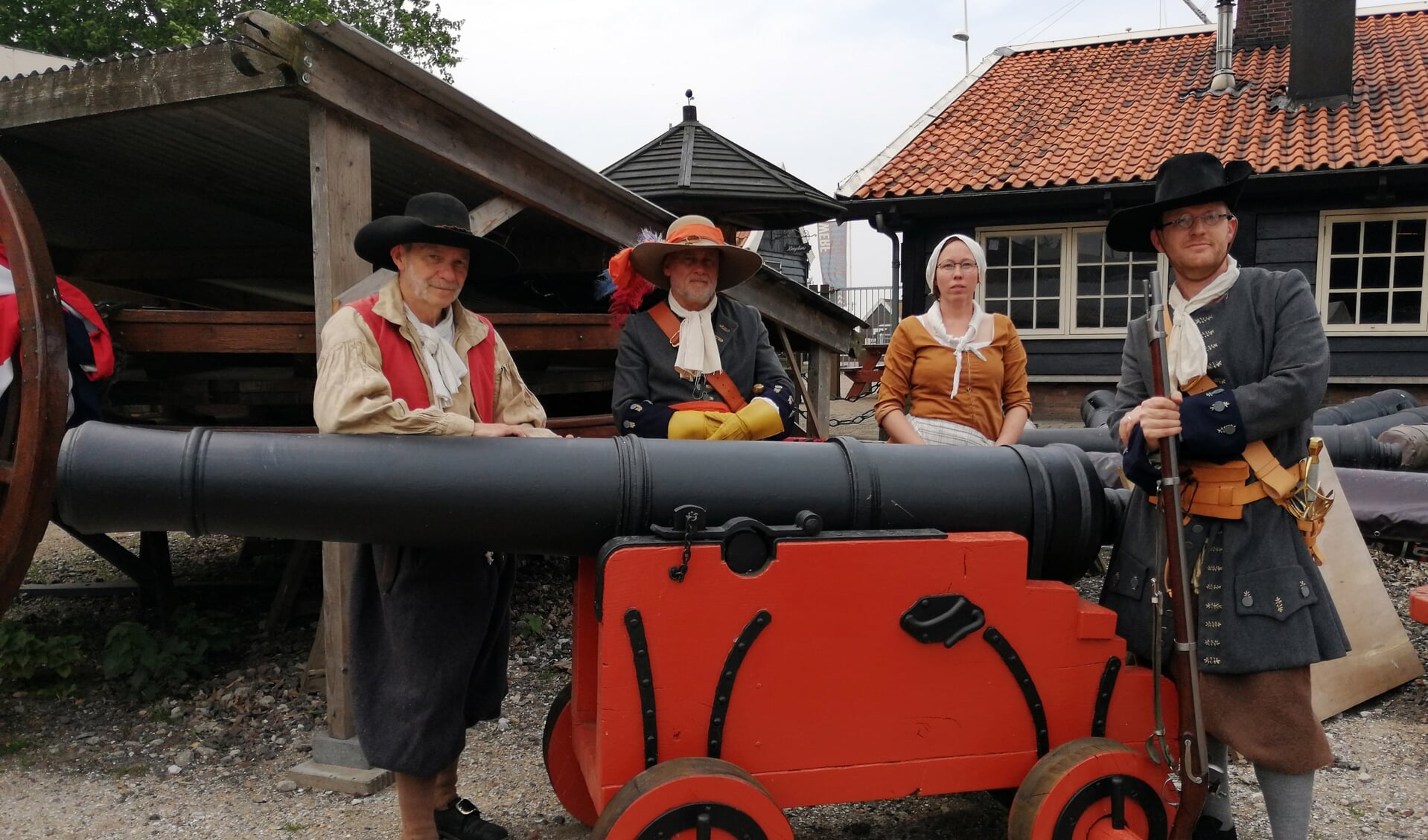 Soldaten van Equipage De Delft bij kanon voor Nieuwerbrug op Bataviawerf.