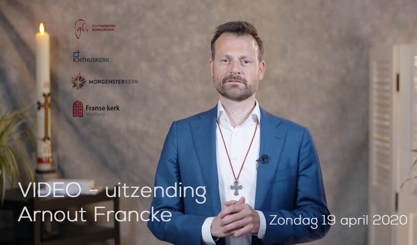 Ds. Arnout Francke tijdens een van zijn online kerkdiensten.