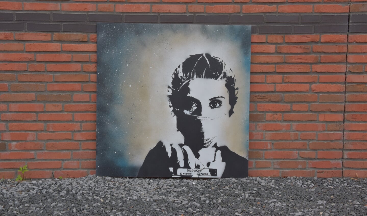 Het portret 'Covid Nurse', een van de zes portretten in stencilart.