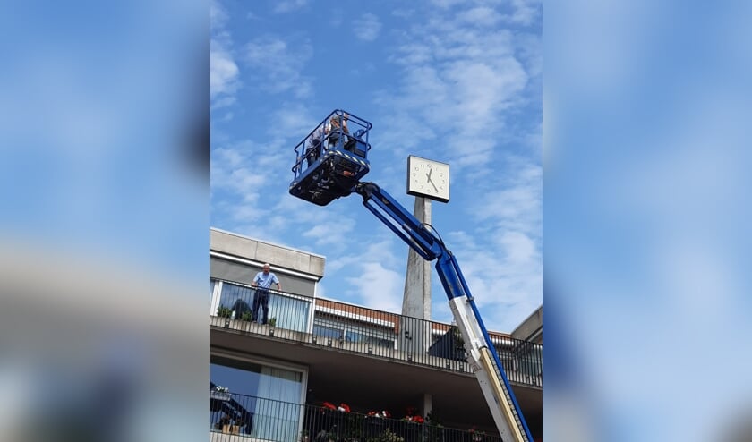 Izaäk en René van ’t Hof tijdens de reparatie van de klok.