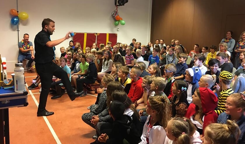 Leerlingen van de Willibrordschool zijn getrakteerd op een spectaculaire goochelshow.