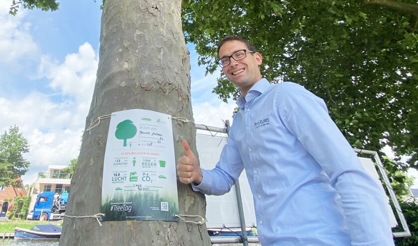Mark Rotteveel toont een van de Tree Tags.
