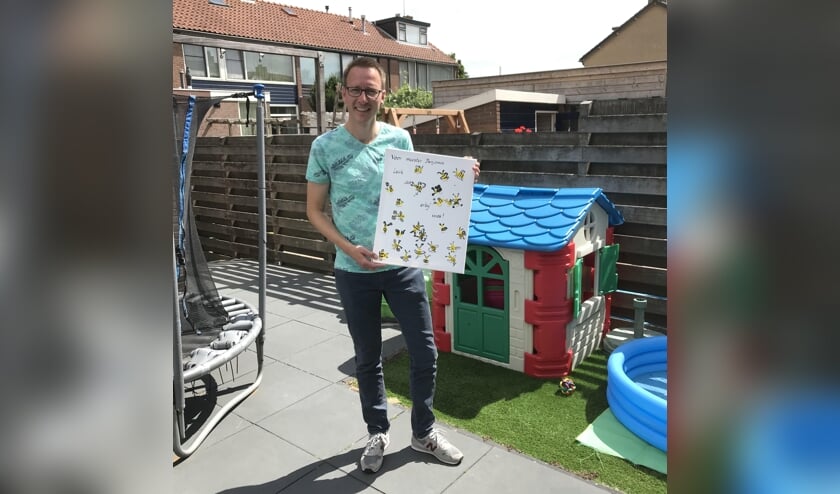 Benjamin Rutjens met een kunstwerk, door zijn stageklas voor de zomervakantie gemaakt als dank dat hij er was.