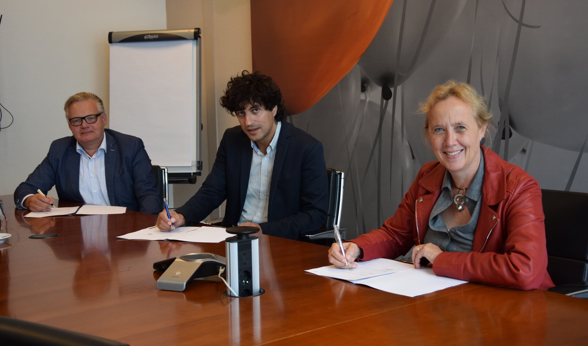 V.l.n.r.: Jan van Laake (directeur van het CIV Smart Technology, Johan de Haas (secretaris van OPBR) en wethouder Inge NIeuwenhuizen.
