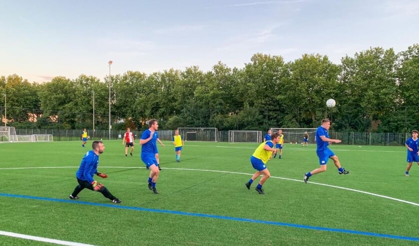 De spelers werkten zich bij de eerste training in het zweet. Beeld: Danny de Vries