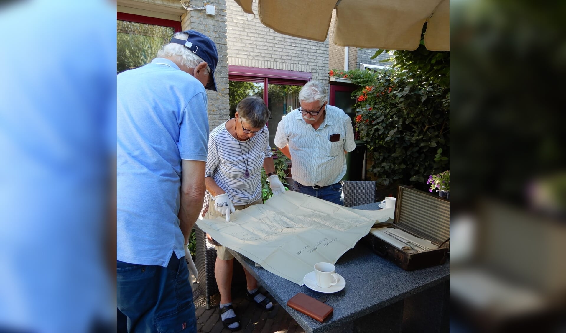 Vrijdagochtend 7 augustus hebben Kees Vaessen en Dick Pepplinkhuizen uit Dodewaard, beiden kleinzoons van Cornelis Burggraaf, het verzetskoffertje van Cornelis Burggraaf na 75 jaar aan omzwervingen aangeboden aan Cock Karssen en de Historische Kring.