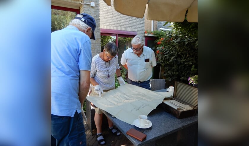 Vrijdagochtend 7 augustus hebben Kees Vaessen en Dick Pepplinkhuizen uit Dodewaard, beiden kleinzoons van Cornelis Burggraaf, het verzetskoffertje van Cornelis Burggraaf na 75 jaar aan omzwervingen aangeboden aan Cock Karssen en de Historische Kring.