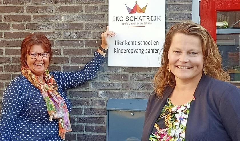 Roos Blaauwhof staat links bij het bord, Marieke de Groot rechts