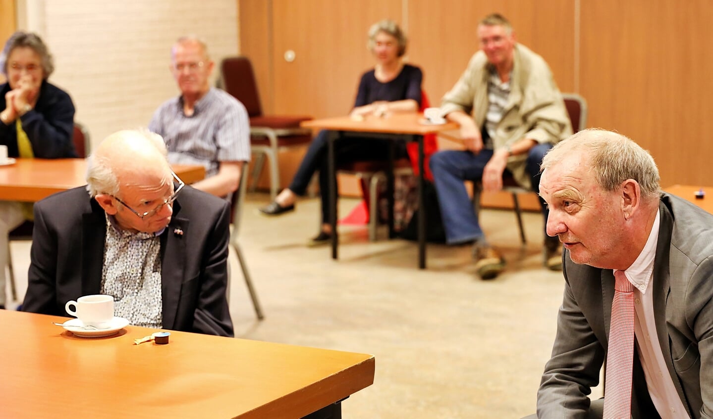 Wethouder Odd Wagner in geanimeerd gesprek met de 85-jarige Gijs Boer