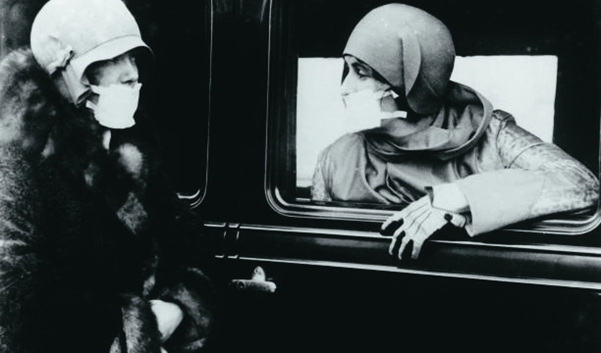 Vrouwen met mondkapjes ten tijde van de Spaanse griep, ca. 1920. Bron: website designyoutrust