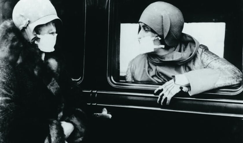 <p>Vrouwen met mondkapjes ten tijde van de Spaanse griep, ca. 1920. Bron: website designyoutrust</p>