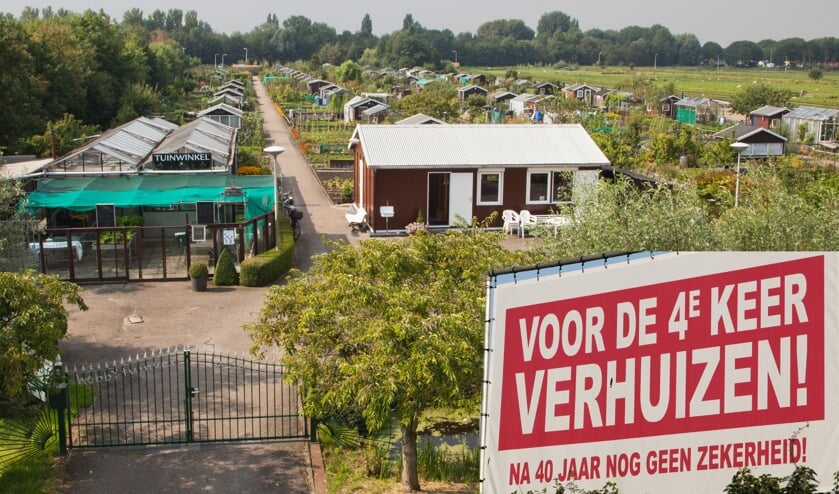 <p>De leden van de HTV Bouwlust maken met een spandoek duidelijk dat zij niets voor een verhuizing voelen.</p>