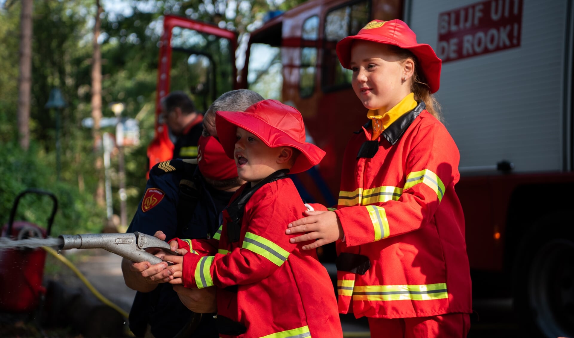 Éden en Féline werden opgeleid tot brandweerlieden.