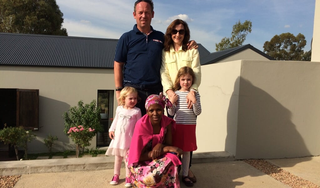 De familie Verkade in Zuid-Afrika met 'extra familielid' Nosipho.