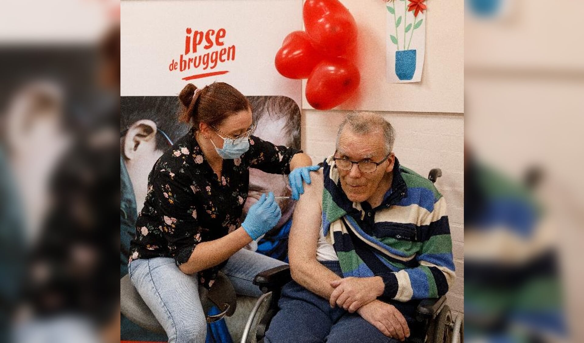 Rosita Sluis vaccineert Alfonso Martens.