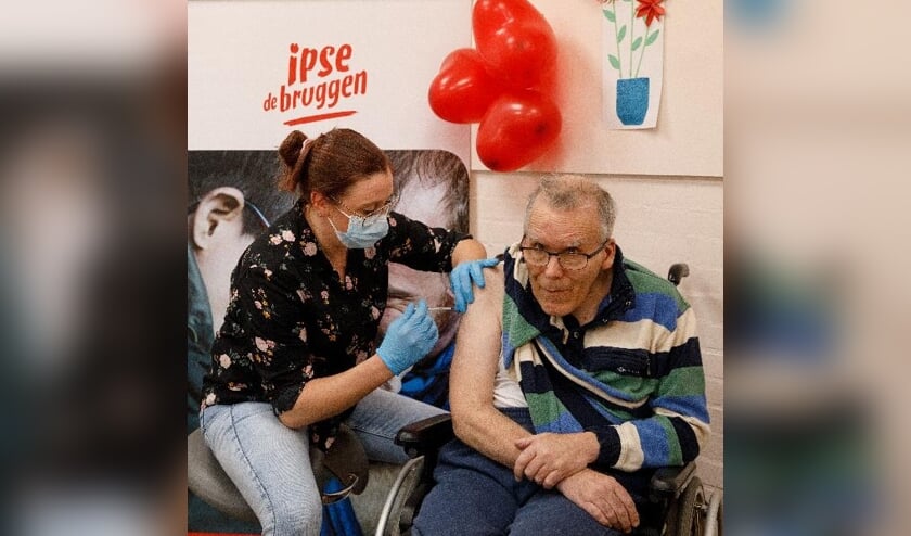 <p>Rosita Sluis vaccineert Alfonso Martens.</p>