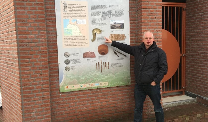 <p>John de Vries bij het door hem ontworpen informatiepaneel bij De Vierkom.</p>