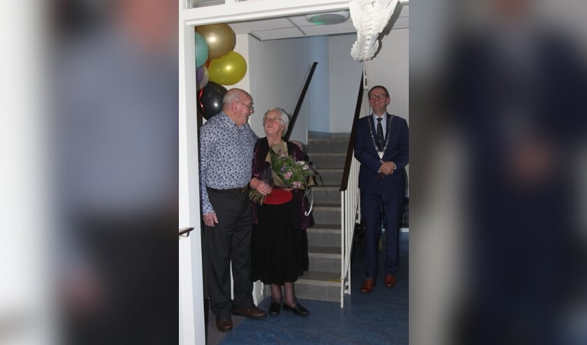 <p>Gijs en Jannie Bos-Vonk met op gepaste afstand burgemeester Van der Kamp.</p>