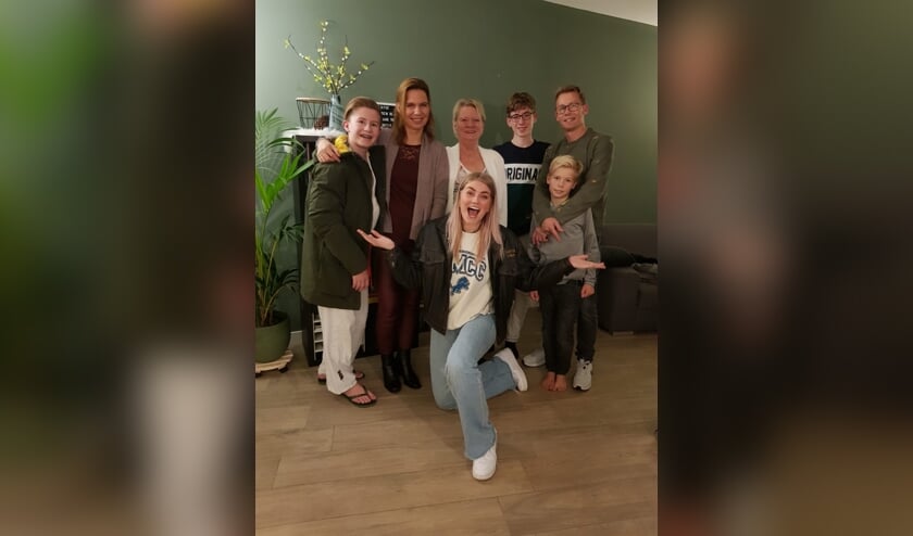 <p>Familie De Hoog met in hun midden 'De Faker' en op de voorgrond Marije Zuurveld.</p>