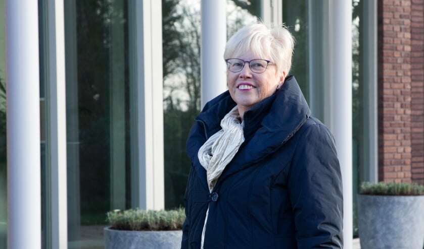 <p>Lizette Visscher bij de aula waarvoor zij zich sterk heeft gemaakt.</p>
