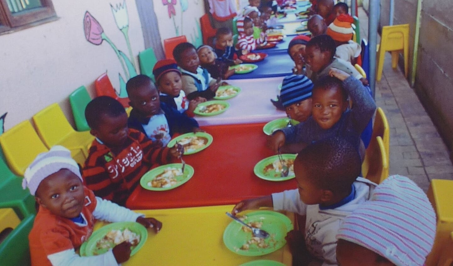Stichting Ikamva Labantu (betekenis: 'toekomst van onze natie') zorgt dat jonge kinderen een maaltijd en scholing krijgen.