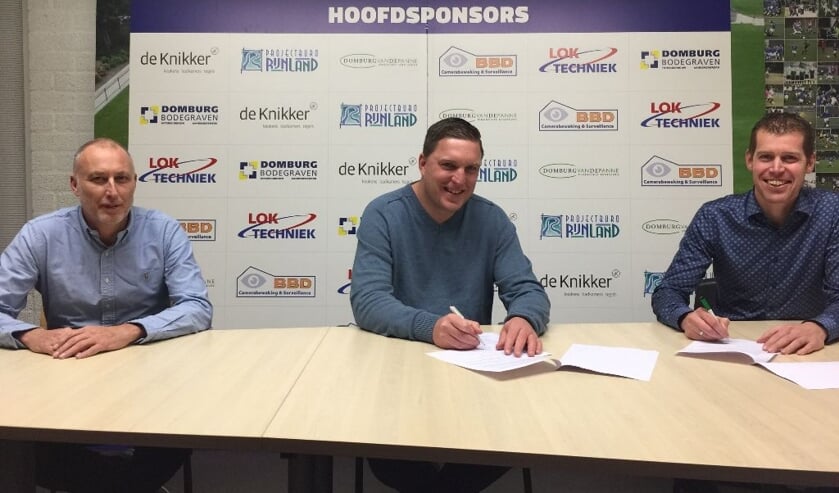 <p>Arjen Linstra (midden) verlengt zijn contract bij Rohda’76. Rechts voorzitter Arjan Griffioen, links Hans-Wouter Valk van de technische commissie. </p>