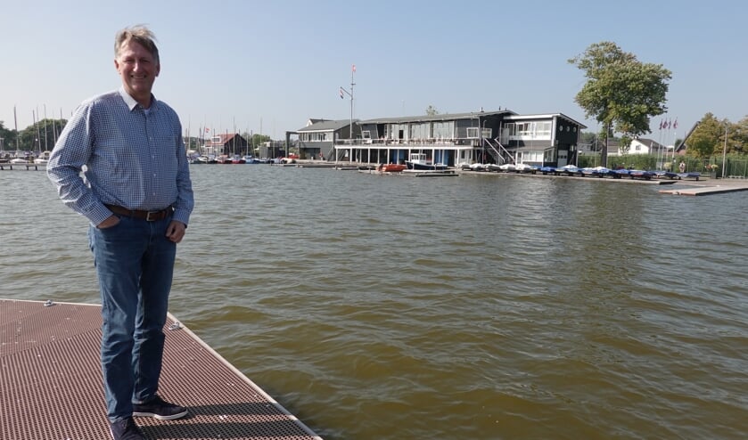 Trots toont de voorzitter zijn vereniging