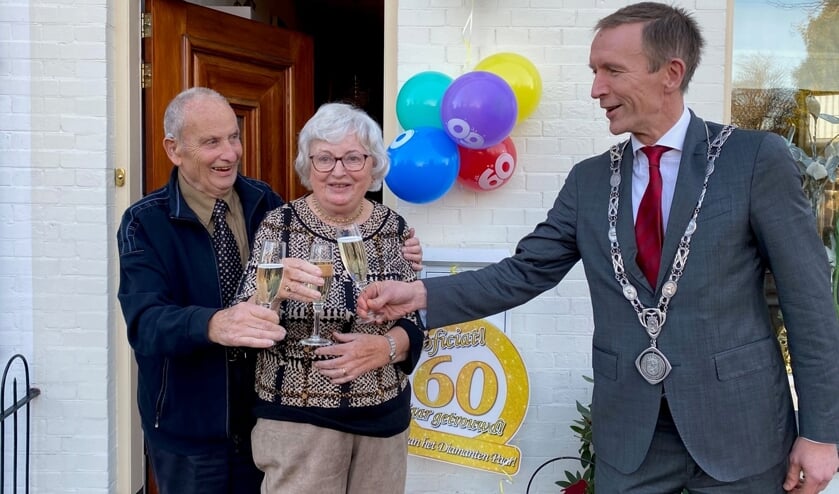 <p>In aanwezigheid van de burgemeester heft het bruidspaar het glas.</p><p><br></p>