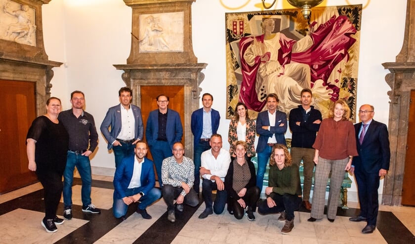 <p class="Fotobijschrift" pstyle="Fotobijschrift">Personen op de foto v.l.n.r. staand: Mariska en Jurgen de Vries (De Zoete Inval), Dennis en Diederik Vergeer (Th.Vergeer & Zonen), Chico van Hemert (RetourMatras), Lotte Mastwijk en Bodewijk van Fraassen (LC Packaging), David Hoppenbrouwer (David’s Gelato), Marion en Jan Mulder (Mulder Mode).</p><p class="Fotobijschrift" pstyle="Fotobijschrift">Ervoor: Martijn en Martin Markus (Markus&Markus Stroopwafels), Jorden en Yvonne Oostdam (Melkveebedrijf Oostdam) en Marius Vroegindeweij (Domera).</p>