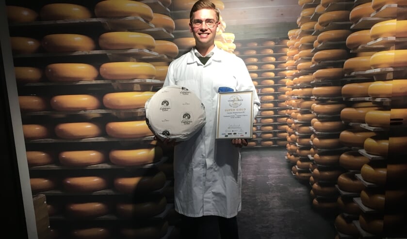 <p>Diederik Slieker met de winnende Eminence Grise op de arm en het certificaat in de hand.</p>