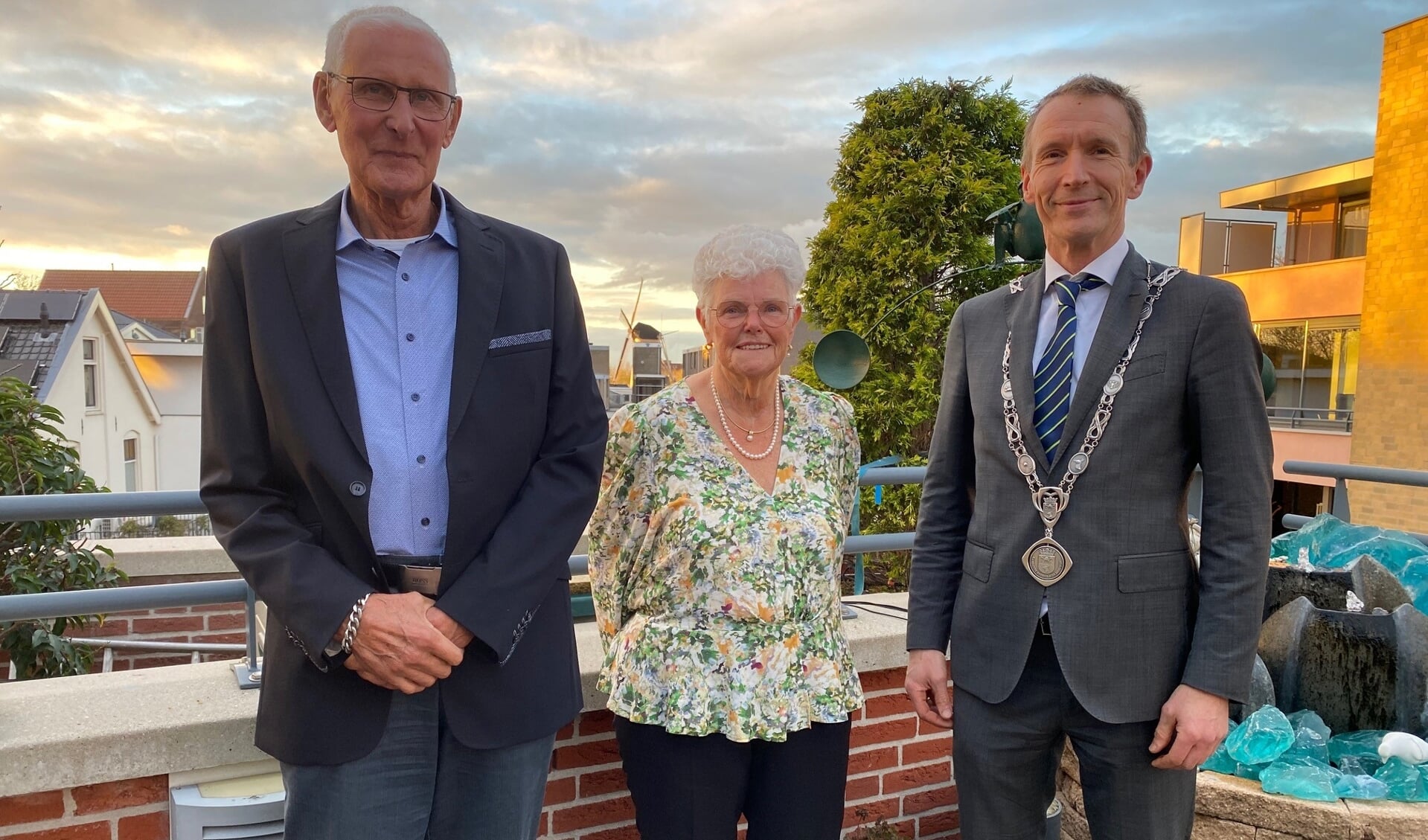 Waarnemend burgemeester Erik van Heijningen brengt zijn felicitaties over aan het echtpaar Van IJperen.