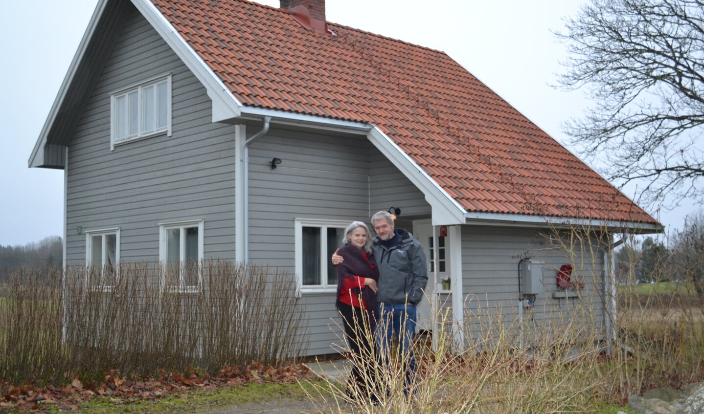 Ina van der Velde en Peter Evander voor hun huis in Zweden. 
