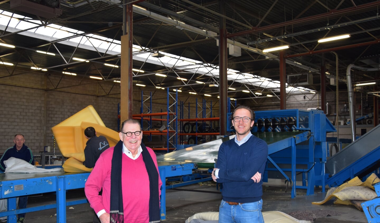 Nanne Fioole (links) en Chico van Hemert (rechts) in de fabriek in Alphen aan den Rijn.