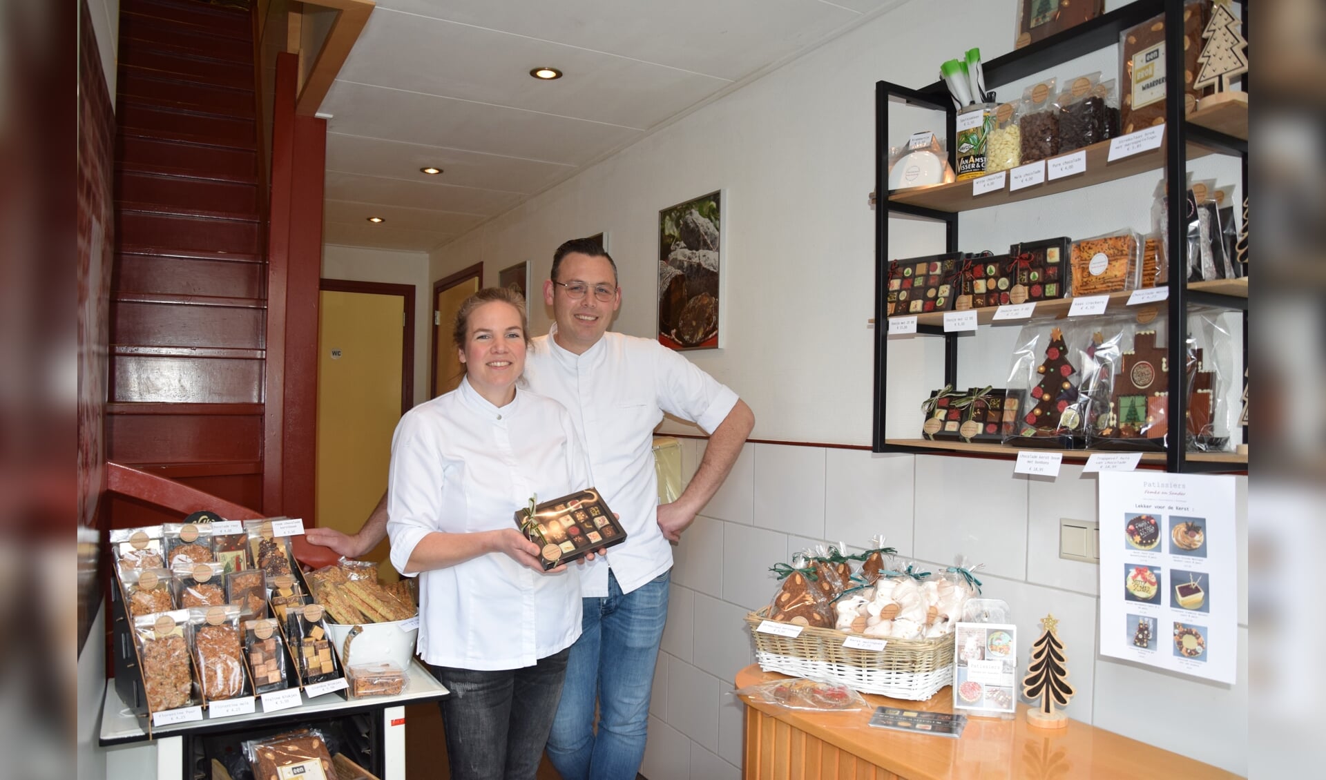 Patissiers Femke en Sander in hun kleine winkeltje op de Jan Tinbergenstraat in Reeuwijk.