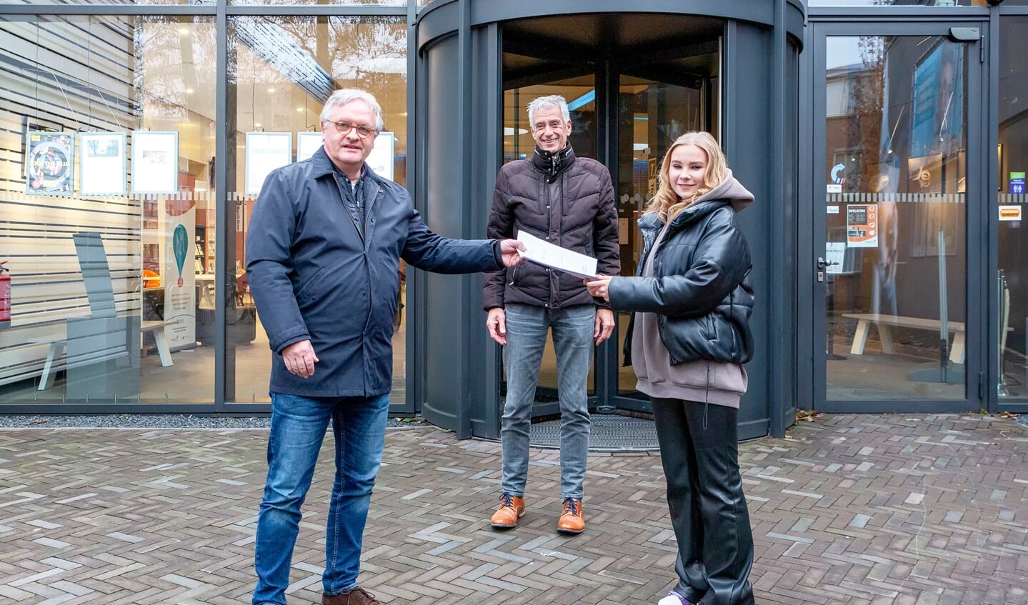 Jet Harmsma overhandigt het verzoek tot registratie van MijnKlimaatPartij, met initiatiefnemer Martien Kromwijk op de achtergrond. Beeld: Marijke Groot
