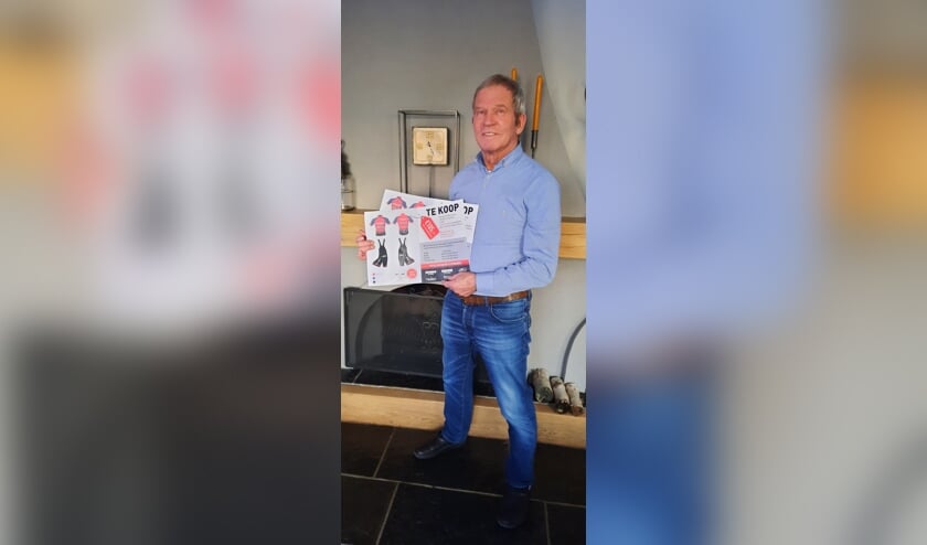 Jan Vermeulen met de poster voor de Reeuwijkse wielrenset.