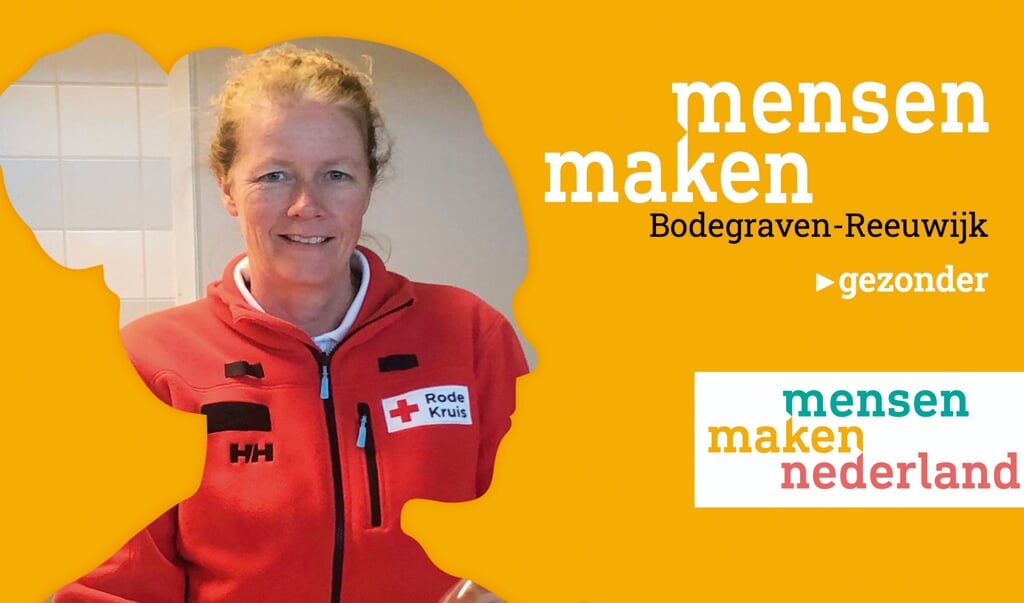 Vrijwilliger Petra van Dam helpt bij de inzameling van beschermingsmiddelen tegen corona.