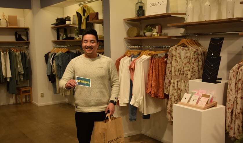 <p>Kim de Haan van kledingwinkel Pull of Polo in Bodegraven is zijn klanten dankbaar voor hun bestelling.</p>