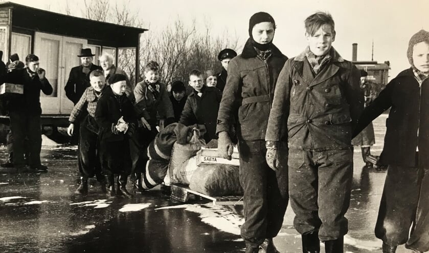 <p>Ladingen voedsel moesten de vogels helpen de winter van 1956 te overleven.</p>