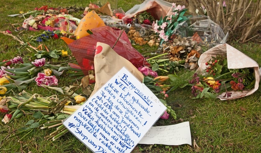 <p>De door actievoerders neergelegde bloemen. De genoemde Joost Knevel is oud-Bodegraver, gevlucht naar Spanje en een van drijvende krachten achter de complotbeweging. </p>