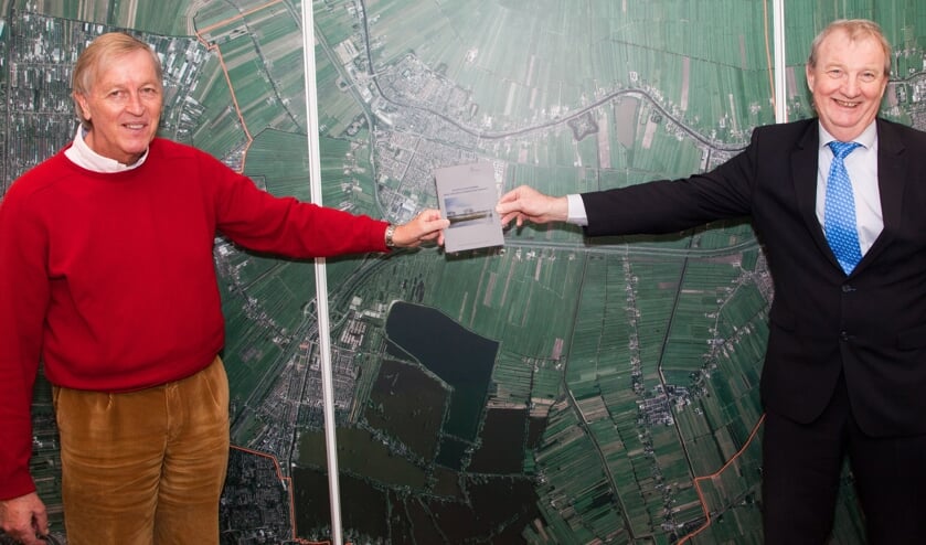 <p>De overhandiging van de visie door Peter Blanken aan wethouder Wagner.</p>