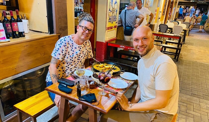 <p>William Heij met zijn vriend in een van de vele horecagelegenheden van Benidorm.</p>