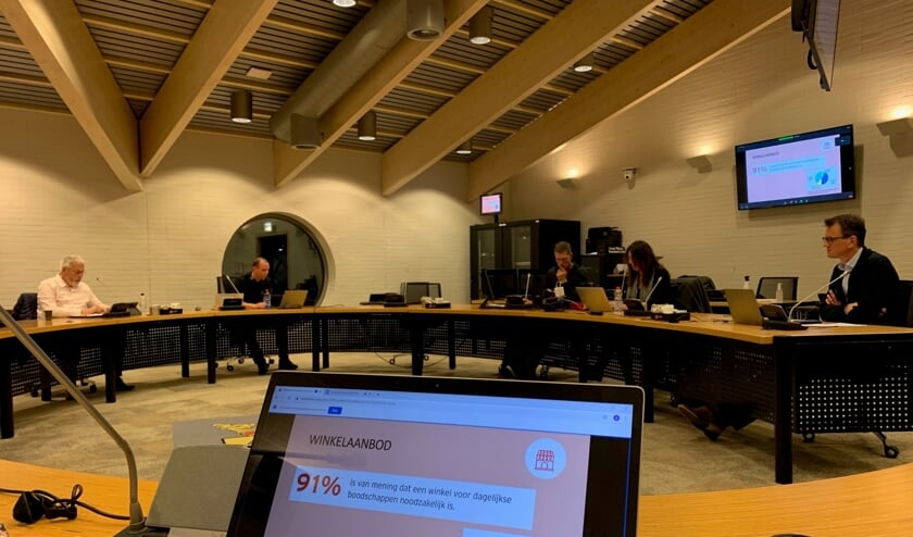 <p>Webinar over de Dorpsvisie in de raadzaal van het gemeentehuis.</p>