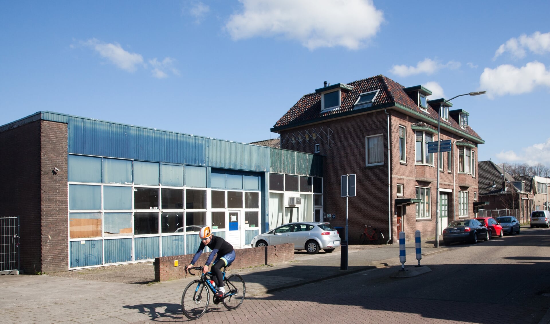 De voormalige timmerfabriek die plaats gaat maken voor nieuwbouw.