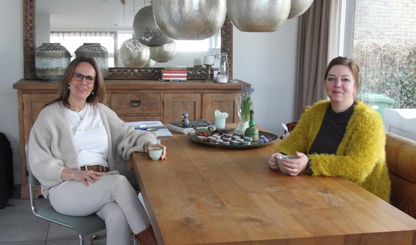 <p>Haptotherapeuten Peggy en Suzanne: "Lichaam en geest zijn één."</p>