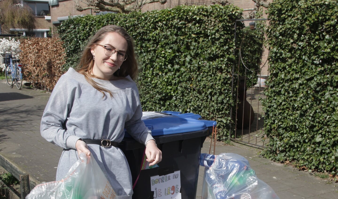Merith Boog met haar ingezamelde flessen.