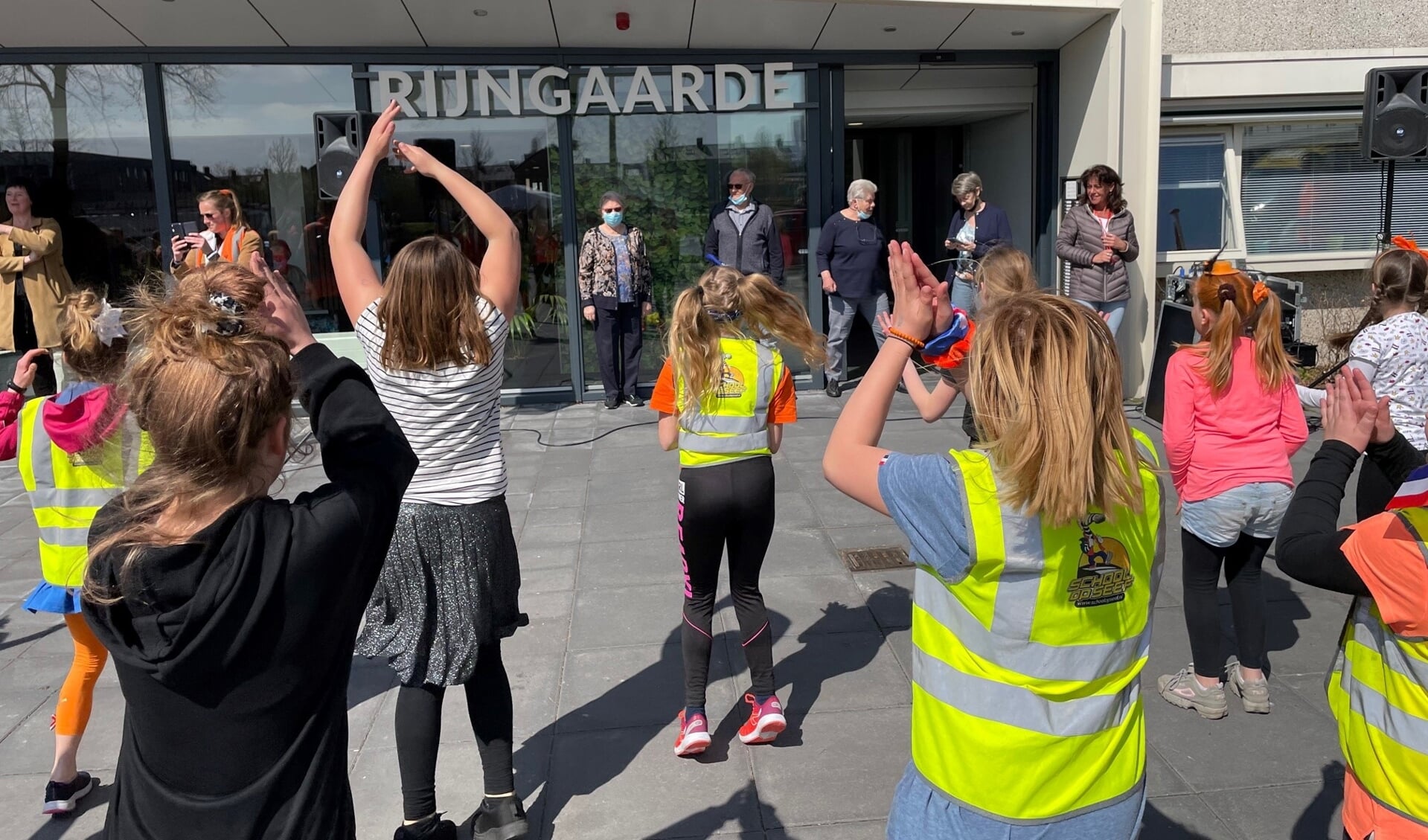Willibrord-leerlingen dansen op het koningsspelenlied voor de bewoners van Rijngaarde.