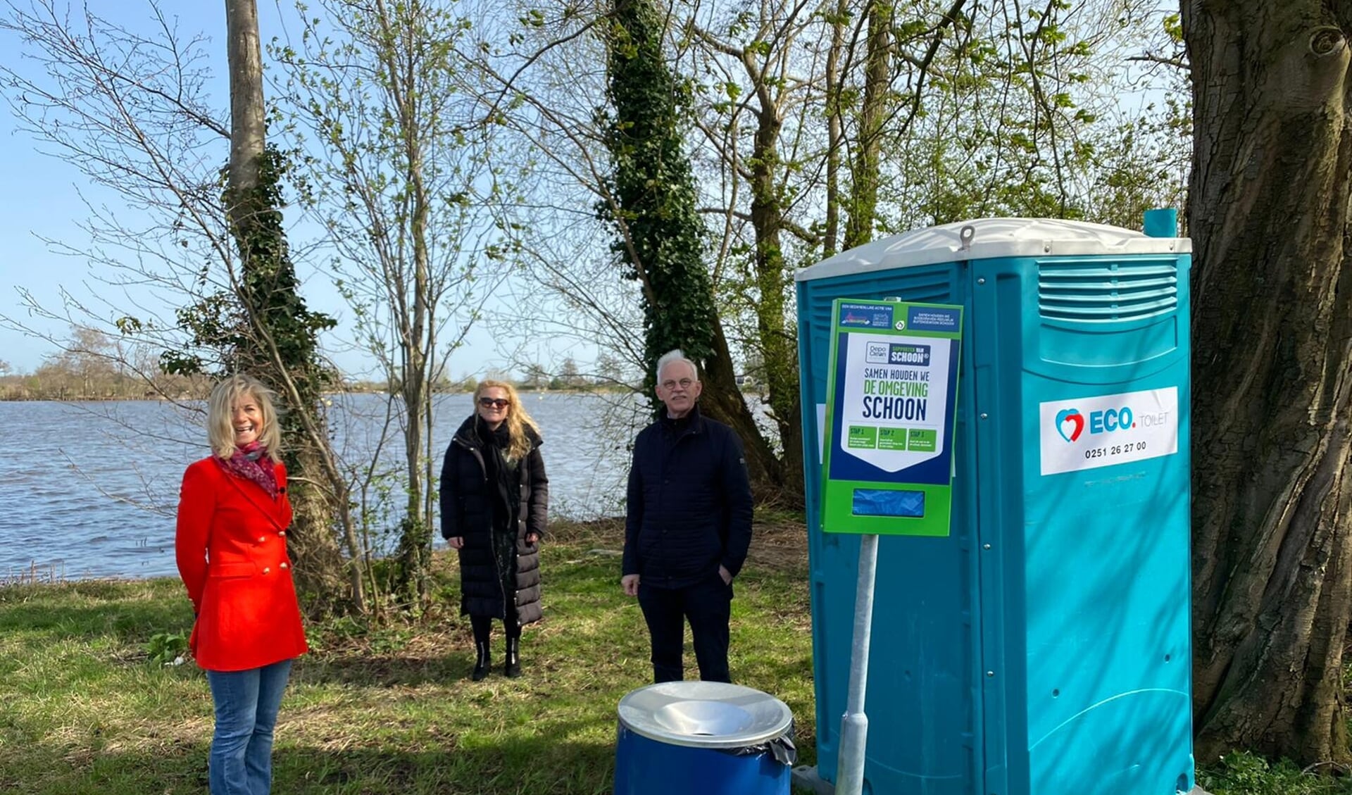 Wethouder Kees Oskam, Saskia de Wit van stichting Promotie Bodegraven-Reeuwijk en Annemarie Visser van de Zwerfafval Challenge.