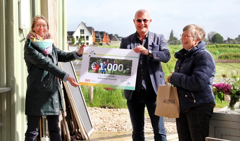<p>Anne Koning, gedeputeerde provincie Zuid-Holland, Peter van Os, mede-bestuurslid stichting Duurzaam Bodegraven-Reeuwijk, en Esther van den Bor, voorzitter Hortus Populus.</p>